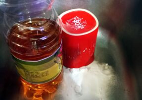 Soda a ocet ucpaný odtok pročistí, bez hrnku bude ale jejich efekt mnohem menší
