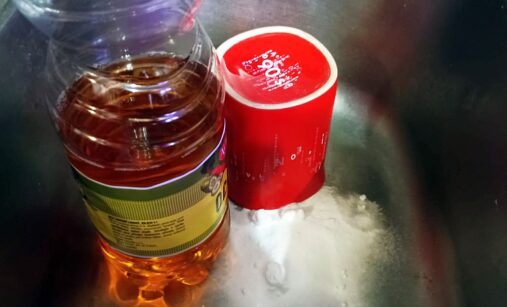 Soda a ocet ucpaný odtok pročistí, bez hrnku bude ale jejich efekt mnohem menší