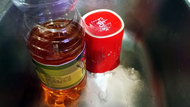 Soda a ocet ucpaný odtok pročistí, bez hrnku bude ale jejich efekt mnohem menší