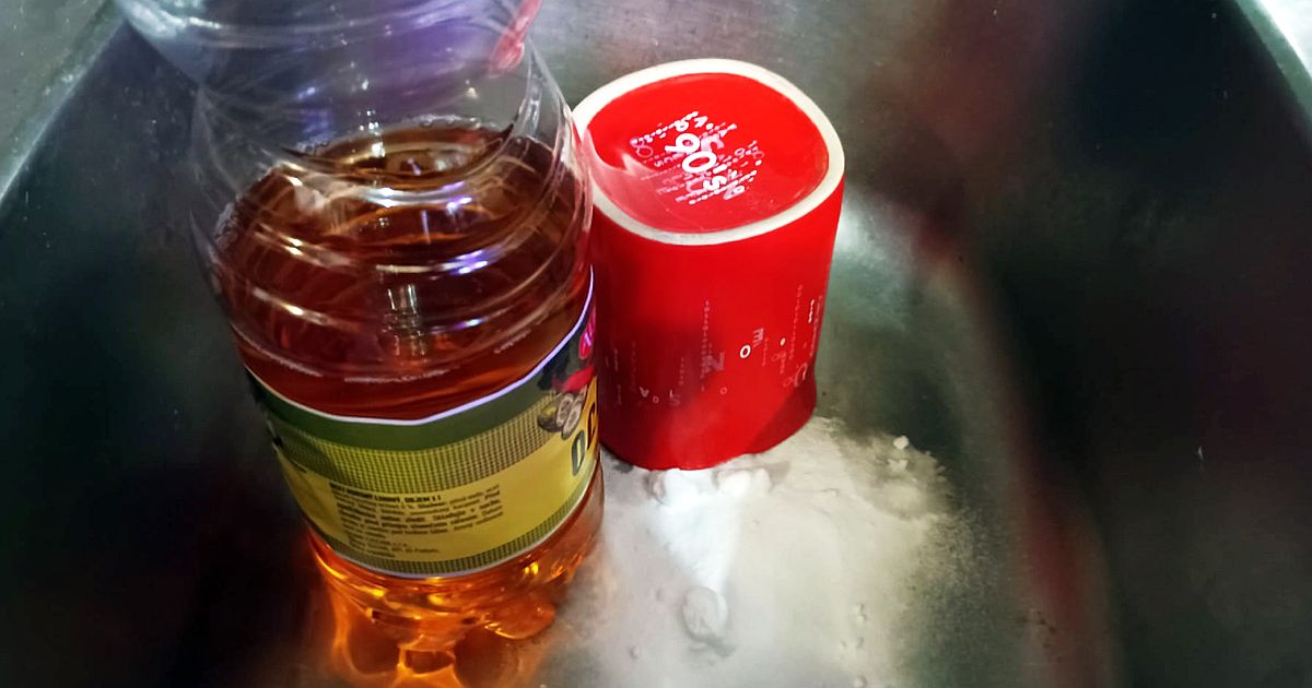 Jedlá soda, sůl a starý časopis. Tři suroviny ze spíže, které nahradí drahé čisticí prostředky a uklidí celý byt za pár korun