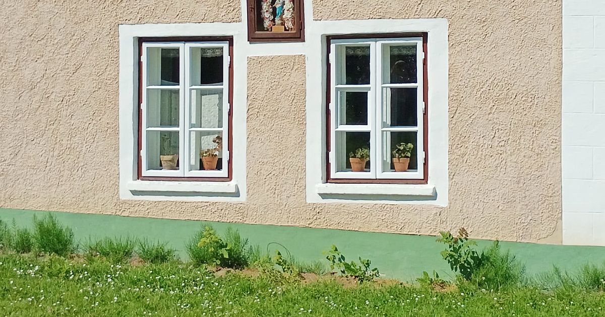Svazek bylinek za pár korun vyžene zatuchlinu z chalupy za jediný den. Stačí ho zavěsit do rohu místnosti a nechat pracovat