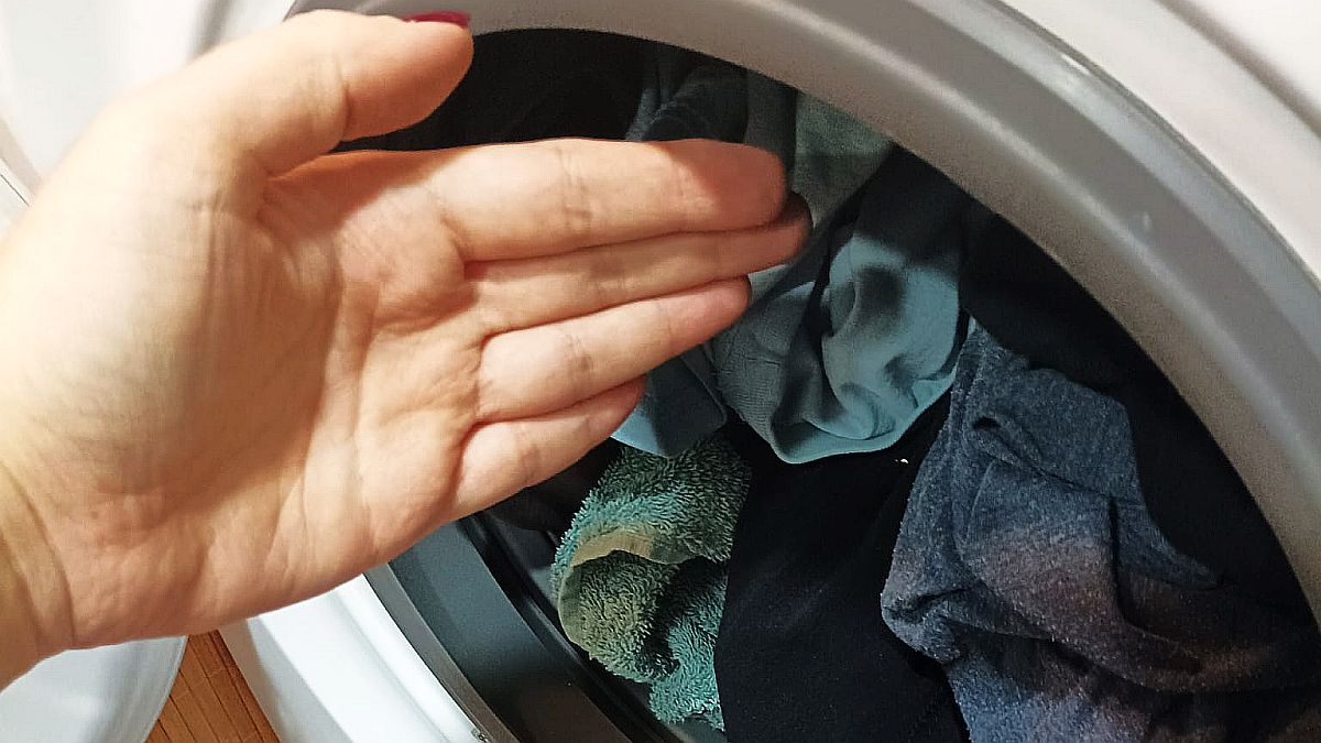 Mezi prádlo a stěnu bubnu se musí vejít dlaň. Kdo pravidlo ignoruje, zkracuje život pračky i oblečení o roky