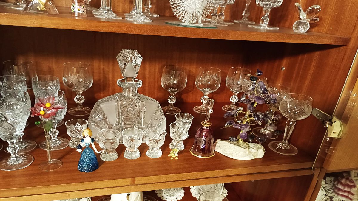 Většina Čechů se vitríně s porcelánem smála a zbavila se jí. Světový trend „curated display“ jim teď dává za vyučenou
